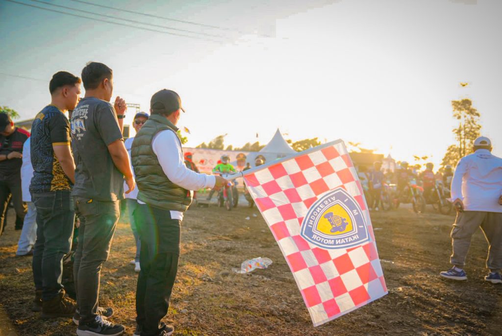 Wabup Haltim  anjas Taher  Memegang bendera chequered flag
